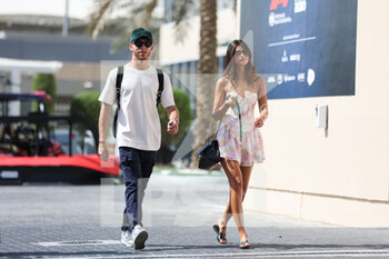 18/11/2022 - GASLY Pierre (fra), Scuderia AlphaTauri AT03, portrait with his girlfriend Francisca Gomes his girlfriend during the Formula 1 Etihad Airways Abu Dhabi Grand Prix 2022, 22nd round of the 2022 FIA Formula One World Championship from November 18 to 20, 2022 on the Yas Marina Circuit, in Yas Island, Abu Dhabi - F1 - ABU DHABI GRAND PRIX 2022 - FORMULA 1 - MOTORI