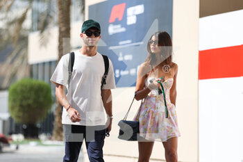 18/11/2022 - GASLY Pierre (fra), Scuderia AlphaTauri AT03, portrait with his girlfriend Francisca Gomes his girlfriend during the Formula 1 Etihad Airways Abu Dhabi Grand Prix 2022, 22nd round of the 2022 FIA Formula One World Championship from November 18 to 20, 2022 on the Yas Marina Circuit, in Yas Island, Abu Dhabi - F1 - ABU DHABI GRAND PRIX 2022 - FORMULA 1 - MOTORI