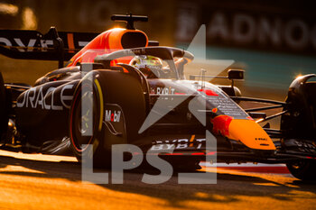 18/11/2022 - 01 VERSTAPPEN Max (nld), Red Bull Racing RB18, action during the Formula 1 Etihad Airways Abu Dhabi Grand Prix 2022, 22nd round of the 2022 FIA Formula One World Championship from November 18 to 20, 2022 on the Yas Marina Circuit, in Yas Island, Abu Dhabi - F1 - ABU DHABI GRAND PRIX 2022 - FORMULA 1 - MOTORI