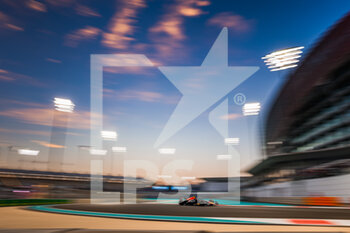 2022-11-18 - 11 PEREZ Sergio (mex), Red Bull Racing RB18, action during the Formula 1 Etihad Airways Abu Dhabi Grand Prix 2022, 22nd round of the 2022 FIA Formula One World Championship from November 18 to 20, 2022 on the Yas Marina Circuit, in Yas Island, Abu Dhabi - F1 - ABU DHABI GRAND PRIX 2022 - FORMULA 1 - MOTORS