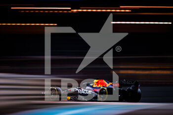 2022-11-18 - 01 VERSTAPPEN Max (nld), Red Bull Racing RB18, action during the Formula 1 Etihad Airways Abu Dhabi Grand Prix 2022, 22nd round of the 2022 FIA Formula One World Championship from November 18 to 20, 2022 on the Yas Marina Circuit, in Yas Island, Abu Dhabi - F1 - ABU DHABI GRAND PRIX 2022 - FORMULA 1 - MOTORS