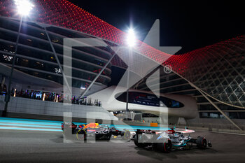 2022-11-18 - 01 VERSTAPPEN Max (nld), Red Bull Racing RB18, 63 RUSSELL George (gbr), Mercedes AMG F1 Team W13, action during the Formula 1 Etihad Airways Abu Dhabi Grand Prix 2022, 22nd round of the 2022 FIA Formula One World Championship from November 18 to 20, 2022 on the Yas Marina Circuit, in Yas Island, Abu Dhabi - F1 - ABU DHABI GRAND PRIX 2022 - FORMULA 1 - MOTORS
