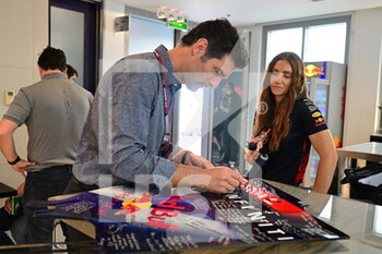2022-11-18 - WEBBER Mark (aus), Former F1 Driver, signing a Red Bull rear wing end plate for Sebastian Vettel during the Formula 1 Etihad Airways Abu Dhabi Grand Prix 2022, 22nd round of the 2022 FIA Formula One World Championship from November 18 to 20, 2022 on the Yas Marina Circuit, in Yas Island, Abu Dhabi - F1 - ABU DHABI GRAND PRIX 2022 - FORMULA 1 - MOTORS