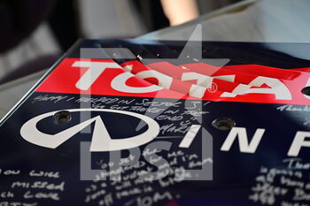 2022-11-18 - WEBBER Mark signature on a Red Bull rear wing end plate for Sebastian Vettel during the Formula 1 Etihad Airways Abu Dhabi Grand Prix 2022, 22nd round of the 2022 FIA Formula One World Championship from November 18 to 20, 2022 on the Yas Marina Circuit, in Yas Island, Abu Dhabi - F1 - ABU DHABI GRAND PRIX 2022 - FORMULA 1 - MOTORS