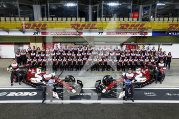 2022-11-18 - Alfa Romeo F1 Team ORLEN team picture during the Formula 1 Etihad Airways Abu Dhabi Grand Prix 2022, 22nd round of the 2022 FIA Formula One World Championship from November 18 to 20, 2022 on the Yas Marina Circuit, in Yas Island, Abu Dhabi - F1 - ABU DHABI GRAND PRIX 2022 - FORMULA 1 - MOTORS