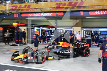 2022-11-18 - 01 VERSTAPPEN Max (nld), Red Bull Racing RB18, action during the Formula 1 Etihad Airways Abu Dhabi Grand Prix 2022, 22nd round of the 2022 FIA Formula One World Championship from November 18 to 20, 2022 on the Yas Marina Circuit, in Yas Island, Abu Dhabi - F1 - ABU DHABI GRAND PRIX 2022 - FORMULA 1 - MOTORS