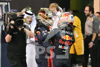 2022-11-18 - VERSTAPPEN Max (ned), Red Bull Racing RB18, PEREZ Sergio (mex), Red Bull Racing RB18, portrait during the Formula 1 Etihad Airways Abu Dhabi Grand Prix 2022, 22nd round of the 2022 FIA Formula One World Championship from November 18 to 20, 2022 on the Yas Marina Circuit, in Yas Island, Abu Dhabi - F1 - ABU DHABI GRAND PRIX 2022 - FORMULA 1 - MOTORS