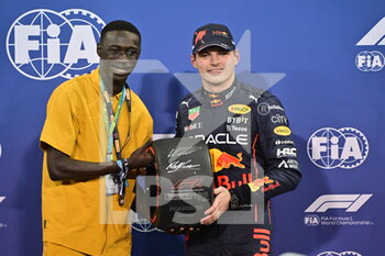 2022-11-18 - VERSTAPPEN Max (ned), Red Bull Racing RB18, portrait with famous influencer from tiktok Khaby Lame during the Formula 1 Etihad Airways Abu Dhabi Grand Prix 2022, 22nd round of the 2022 FIA Formula One World Championship from November 18 to 20, 2022 on the Yas Marina Circuit, in Yas Island, Abu Dhabi - F1 - ABU DHABI GRAND PRIX 2022 - FORMULA 1 - MOTORS