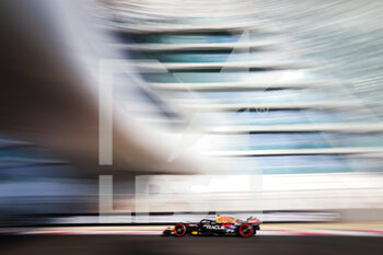 19/11/2022 - 01 VERSTAPPEN Max (nld), Red Bull Racing RB18, action during the Formula 1 Etihad Airways Abu Dhabi Grand Prix 2022, 22nd round of the 2022 FIA Formula One World Championship from November 18 to 20, 2022 on the Yas Marina Circuit, in Yas Island, Abu Dhabi - F1 - ABU DHABI GRAND PRIX 2022 - FORMULA 1 - MOTORI