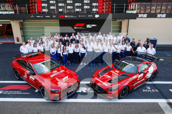 20/11/2022 - FIA staff group picture with the safety and medical car during the Formula 1 Etihad Airways Abu Dhabi Grand Prix 2022, 22nd round of the 2022 FIA Formula One World Championship from November 18 to 20, 2022 on the Yas Marina Circuit, in Yas Island, Abu Dhabi - F1 - ABU DHABI GRAND PRIX 2022 - RACE - FORMULA 1 - MOTORI