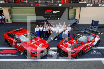 20/11/2022 - FIA girls on track group picture with the safety and medical car during the Formula 1 Etihad Airways Abu Dhabi Grand Prix 2022, 22nd round of the 2022 FIA Formula One World Championship from November 18 to 20, 2022 on the Yas Marina Circuit, in Yas Island, Abu Dhabi - F1 - ABU DHABI GRAND PRIX 2022 - RACE - FORMULA 1 - MOTORI