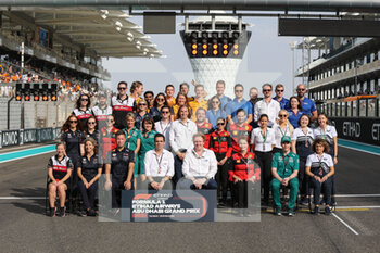 20/11/2022 - family picture of the marketing and communication members of the F1 Teams during the Formula 1 Etihad Airways Abu Dhabi Grand Prix 2022, 22nd round of the 2022 FIA Formula One World Championship from November 18 to 20, 2022 on the Yas Marina Circuit, in Yas Island, Abu Dhabi - F1 - ABU DHABI GRAND PRIX 2022 - RACE - FORMULA 1 - MOTORI