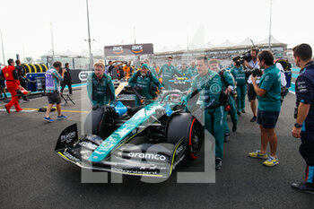 20/11/2022 - starting grid, grille de depart, 05 VETTEL Sebastian (ger), Aston Martin F1 Team AMR22, during the Formula 1 Etihad Airways Abu Dhabi Grand Prix 2022, 22nd round of the 2022 FIA Formula One World Championship from November 18 to 20, 2022 on the Yas Marina Circuit, in Yas Island, Abu Dhabi - F1 - ABU DHABI GRAND PRIX 2022 - RACE - FORMULA 1 - MOTORI
