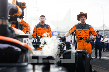 20/11/2022 - McLaren F1 Team, ambiance mechanic, mecanicien on the starting grid, grille de depart, during the Formula 1 Etihad Airways Abu Dhabi Grand Prix 2022, 22nd round of the 2022 FIA Formula One World Championship from November 18 to 20, 2022 on the Yas Marina Circuit, in Yas Island, Abu Dhabi - F1 - ABU DHABI GRAND PRIX 2022 - RACE - FORMULA 1 - MOTORI