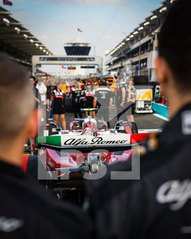 20/11/2022 - starting grid, grille de depart, Alfa Romeo F1 Team ORLEN, ambiance during the Formula 1 Etihad Airways Abu Dhabi Grand Prix 2022, 22nd round of the 2022 FIA Formula One World Championship from November 18 to 20, 2022 on the Yas Marina Circuit, in Yas Island, Abu Dhabi - F1 - ABU DHABI GRAND PRIX 2022 - RACE - FORMULA 1 - MOTORI