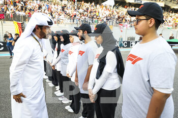 20/11/2022 - BEN SULAYEM Mohammed (uae), President of the FIA, portrait with grid kids during the Formula 1 Etihad Airways Abu Dhabi Grand Prix 2022, 22nd round of the 2022 FIA Formula One World Championship from November 18 to 20, 2022 on the Yas Marina Circuit, in Yas Island, Abu Dhabi - F1 - ABU DHABI GRAND PRIX 2022 - RACE - FORMULA 1 - MOTORI