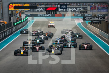 20/11/2022 - Start of the race: 01 VERSTAPPEN Max (nld), Red Bull Racing RB18, 11 PEREZ Sergio (mex), Red Bull Racing RB18, 16 LECLERC Charles (mco), Scuderia Ferrari F1-75, action during the Formula 1 Etihad Airways Abu Dhabi Grand Prix 2022, 22nd round of the 2022 FIA Formula One World Championship from November 18 to 20, 2022 on the Yas Marina Circuit, in Yas Island, Abu Dhabi - F1 - ABU DHABI GRAND PRIX 2022 - RACE - FORMULA 1 - MOTORI