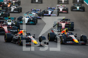 20/11/2022 - Start of the race: 01 VERSTAPPEN Max (nld), Red Bull Racing RB18, 11 PEREZ Sergio (mex), Red Bull Racing RB18, 55 SAINZ Carlos (spa), Scuderia Ferrari F1-75, 63 RUSSELL George (gbr), Mercedes AMG F1 Team W13, action during the Formula 1 Etihad Airways Abu Dhabi Grand Prix 2022, 22nd round of the 2022 FIA Formula One World Championship from November 18 to 20, 2022 on the Yas Marina Circuit, in Yas Island, Abu Dhabi - F1 - ABU DHABI GRAND PRIX 2022 - RACE - FORMULA 1 - MOTORI
