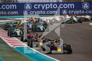 20/11/2022 - Start of the race, 01 VERSTAPPEN Max (nld), Red Bull Racing RB18, action during the Formula 1 Etihad Airways Abu Dhabi Grand Prix 2022, 22nd round of the 2022 FIA Formula One World Championship from November 18 to 20, 2022 on the Yas Marina Circuit, in Yas Island, Abu Dhabi - F1 - ABU DHABI GRAND PRIX 2022 - RACE - FORMULA 1 - MOTORI