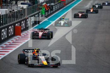 20/11/2022 - 11 PEREZ Sergio (mex), Red Bull Racing RB18, 16 LECLERC Charles (mco), Scuderia Ferrari F1-75, action during the Formula 1 Etihad Airways Abu Dhabi Grand Prix 2022, 22nd round of the 2022 FIA Formula One World Championship from November 18 to 20, 2022 on the Yas Marina Circuit, in Yas Island, Abu Dhabi - F1 - ABU DHABI GRAND PRIX 2022 - RACE - FORMULA 1 - MOTORI