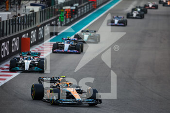 20/11/2022 - 04 NORRIS Lando (gbr), McLaren F1 Team MCL36, 63 RUSSELL George (gbr), Mercedes AMG F1 Team W13, action during the Formula 1 Etihad Airways Abu Dhabi Grand Prix 2022, 22nd round of the 2022 FIA Formula One World Championship from November 18 to 20, 2022 on the Yas Marina Circuit, in Yas Island, Abu Dhabi - F1 - ABU DHABI GRAND PRIX 2022 - RACE - FORMULA 1 - MOTORI