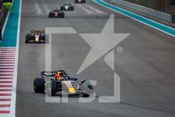 20/11/2022 - 01 VERSTAPPEN Max (nld), Red Bull Racing RB18, 11 PEREZ Sergio (mex), Red Bull Racing RB18, action during the Formula 1 Etihad Airways Abu Dhabi Grand Prix 2022, 22nd round of the 2022 FIA Formula One World Championship from November 18 to 20, 2022 on the Yas Marina Circuit, in Yas Island, Abu Dhabi - F1 - ABU DHABI GRAND PRIX 2022 - RACE - FORMULA 1 - MOTORI