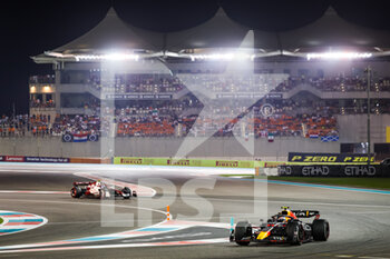 20/11/2022 - 11 PEREZ Sergio (mex), Red Bull Racing RB18, action during the Formula 1 Etihad Airways Abu Dhabi Grand Prix 2022, 22nd round of the 2022 FIA Formula One World Championship from November 18 to 20, 2022 on the Yas Marina Circuit, in Yas Island, Abu Dhabi - F1 - ABU DHABI GRAND PRIX 2022 - RACE - FORMULA 1 - MOTORI