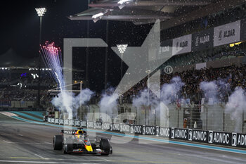 20/11/2022 - 01 VERSTAPPEN Max (nld), Red Bull Racing RB18, action during the Formula 1 Etihad Airways Abu Dhabi Grand Prix 2022, 22nd round of the 2022 FIA Formula One World Championship from November 18 to 20, 2022 on the Yas Marina Circuit, in Yas Island, Abu Dhabi - F1 - ABU DHABI GRAND PRIX 2022 - RACE - FORMULA 1 - MOTORI