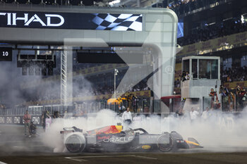 20/11/2022 - 01 VERSTAPPEN Max (nld), Red Bull Racing RB18, action celebration, donuts during the Formula 1 Etihad Airways Abu Dhabi Grand Prix 2022, 22nd round of the 2022 FIA Formula One World Championship from November 18 to 20, 2022 on the Yas Marina Circuit, in Yas Island, Abu Dhabi - F1 - ABU DHABI GRAND PRIX 2022 - RACE - FORMULA 1 - MOTORI