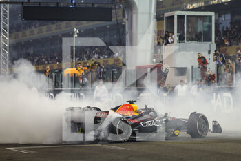 20/11/2022 - 01 VERSTAPPEN Max (nld), Red Bull Racing RB18, action, celebration, donuts during the Formula 1 Etihad Airways Abu Dhabi Grand Prix 2022, 22nd round of the 2022 FIA Formula One World Championship from November 18 to 20, 2022 on the Yas Marina Circuit, in Yas Island, Abu Dhabi - F1 - ABU DHABI GRAND PRIX 2022 - RACE - FORMULA 1 - MOTORI