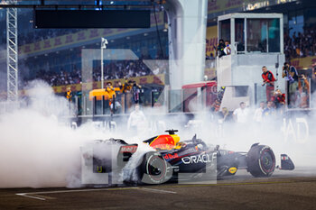 20/11/2022 - 01 VERSTAPPEN Max (nld), Red Bull Racing RB18, action celebrating victory with donuts during the Formula 1 Etihad Airways Abu Dhabi Grand Prix 2022, 22nd round of the 2022 FIA Formula One World Championship from November 18 to 20, 2022 on the Yas Marina Circuit, in Yas Island, Abu Dhabi - F1 - ABU DHABI GRAND PRIX 2022 - RACE - FORMULA 1 - MOTORI