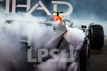 20/11/2022 - 11 PEREZ Sergio (mex), Red Bull Racing RB18, action donuts during the Formula 1 Etihad Airways Abu Dhabi Grand Prix 2022, 22nd round of the 2022 FIA Formula One World Championship from November 18 to 20, 2022 on the Yas Marina Circuit, in Yas Island, Abu Dhabi - F1 - ABU DHABI GRAND PRIX 2022 - RACE - FORMULA 1 - MOTORI