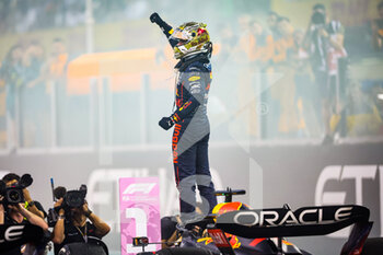 20/11/2022 - VERSTAPPEN Max (ned), Red Bull Racing RB18, portrait celebrating victory during the Formula 1 Etihad Airways Abu Dhabi Grand Prix 2022, 22nd round of the 2022 FIA Formula One World Championship from November 18 to 20, 2022 on the Yas Marina Circuit, in Yas Island, Abu Dhabi - F1 - ABU DHABI GRAND PRIX 2022 - RACE - FORMULA 1 - MOTORI
