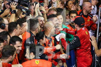 20/11/2022 - LECLERC Charles (mco), Scuderia Ferrari F1-75, portrait celebrating P2 with his team during the Formula 1 Etihad Airways Abu Dhabi Grand Prix 2022, 22nd round of the 2022 FIA Formula One World Championship from November 18 to 20, 2022 on the Yas Marina Circuit, in Yas Island, Abu Dhabi - F1 - ABU DHABI GRAND PRIX 2022 - RACE - FORMULA 1 - MOTORI