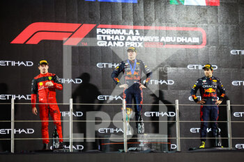 2022-11-20 - Podium: VERSTAPPEN Max (ned), Red Bull Racing RB18, LECLERC Charles (mco), Scuderia Ferrari F1-75, PEREZ Sergio (mex), Red Bull Racing RB18, portrait during the Formula 1 Etihad Airways Abu Dhabi Grand Prix 2022, 22nd round of the 2022 FIA Formula One World Championship from November 18 to 20, 2022 on the Yas Marina Circuit, in Yas Island, Abu Dhabi - F1 - ABU DHABI GRAND PRIX 2022 - RACE - FORMULA 1 - MOTORS