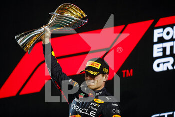 2022-11-20 - VERSTAPPEN Max (ned), Red Bull Racing RB18, portrait on the podium during the Formula 1 Etihad Airways Abu Dhabi Grand Prix 2022, 22nd round of the 2022 FIA Formula One World Championship from November 18 to 20, 2022 on the Yas Marina Circuit, in Yas Island, Abu Dhabi - F1 - ABU DHABI GRAND PRIX 2022 - RACE - FORMULA 1 - MOTORS