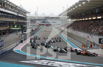 2022-11-20 - Start of the race, 16 LECLERC Charles (mco), Scuderia Ferrari F1-75, action during the Formula 1 Etihad Airways Abu Dhabi Grand Prix 2022, 22nd round of the 2022 FIA Formula One World Championship from November 18 to 20, 2022 on the Yas Marina Circuit, in Yas Island, Abu Dhabi - F1 - ABU DHABI GRAND PRIX 2022 - RACE - FORMULA 1 - MOTORS