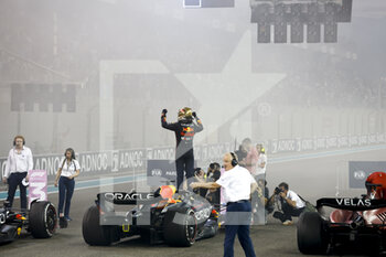 2022-11-20 - 01 VERSTAPPEN Max (nld), Red Bull Racing RB18, celebration during the Formula 1 Etihad Airways Abu Dhabi Grand Prix 2022, 22nd round of the 2022 FIA Formula One World Championship from November 18 to 20, 2022 on the Yas Marina Circuit, in Yas Island, Abu Dhabi - F1 - ABU DHABI GRAND PRIX 2022 - RACE - FORMULA 1 - MOTORS