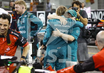 2022-11-20 - 05 VETTEL Sebastian (ger), Aston Martin F1 Team AMR22, celebration with his dad, Norbert Vettel during the Formula 1 Etihad Airways Abu Dhabi Grand Prix 2022, 22nd round of the 2022 FIA Formula One World Championship from November 18 to 20, 2022 on the Yas Marina Circuit, in Yas Island, Abu Dhabi - F1 - ABU DHABI GRAND PRIX 2022 - RACE - FORMULA 1 - MOTORS