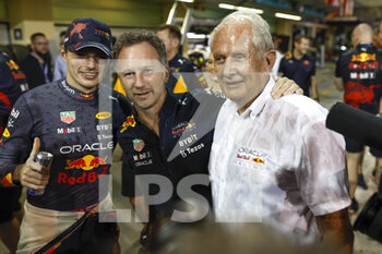 2022-11-20 - VERSTAPPEN Max (ned), Red Bull Racing RB18, HORNER Christian (gbr), Team Principal of Red Bull Racing, MARKO Helmut (aut), Drivers’ Manager of Red Bull Racing, portrait during the Formula 1 Etihad Airways Abu Dhabi Grand Prix 2022, 22nd round of the 2022 FIA Formula One World Championship from November 18 to 20, 2022 on the Yas Marina Circuit, in Yas Island, Abu Dhabi - F1 - ABU DHABI GRAND PRIX 2022 - RACE - FORMULA 1 - MOTORS
