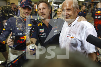 2022-11-20 - VERSTAPPEN Max (ned), Red Bull Racing RB18, HORNER Christian (gbr), Team Principal of Red Bull Racing, MARKO Helmut (aut), Drivers’ Manager of Red Bull Racing, portrait during the Formula 1 Etihad Airways Abu Dhabi Grand Prix 2022, 22nd round of the 2022 FIA Formula One World Championship from November 18 to 20, 2022 on the Yas Marina Circuit, in Yas Island, Abu Dhabi - F1 - ABU DHABI GRAND PRIX 2022 - RACE - FORMULA 1 - MOTORS