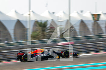 22/11/2022 - LAWSON Liam (nzl), Red Bull Racing RB18, action during the 2022 post-season tests from November 22 to 23, 2022 on the Yas Marina Circuit, in Yas Island, Abu Dhabi - F1 - ABU DHABI POST-SEASON TESTS 2022 - FORMULA 1 - MOTORI