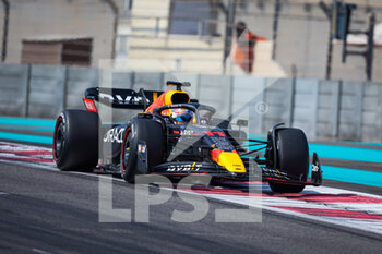 22/11/2022 - 11 PEREZ Sergio (mex), Red Bull Racing RB18, action during the 2022 post-season tests from November 22 to 23, 2022 on the Yas Marina Circuit, in Yas Island, Abu Dhabi - F1 - ABU DHABI POST-SEASON TESTS 2022 - FORMULA 1 - MOTORI