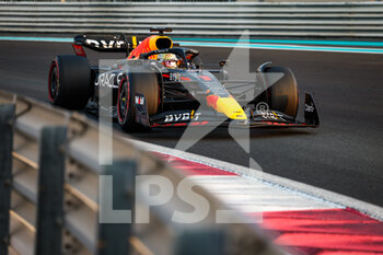 22/11/2022 - 01 VERSTAPPEN Max (nld), Red Bull Racing RB18, action during the 2022 post-season tests from November 22 to 23, 2022 on the Yas Marina Circuit, in Yas Island, Abu Dhabi - F1 - ABU DHABI POST-SEASON TESTS 2022 - FORMULA 1 - MOTORI