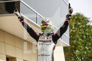 2022-03-20 - Pourchaire Théo (fra), ART Grand Prix, Dallara F2, portrait celebrating his victory during the 1st round of the 2022 FIA Formula 2 Championship from March 18 to 20, 2022 on the Bahrain International Circuit, in Sakhir, Bahrain - 1ST ROUND OF THE 2022 FIA FORMULA 2 CHAMPIONSHIP - FORMULA 2 - MOTORS