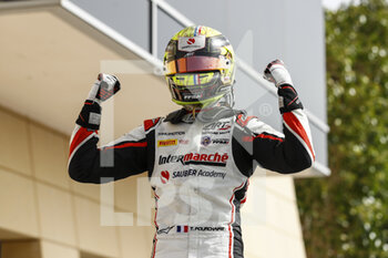 2022-03-20 - Pourchaire Théo (fra), ART Grand Prix, Dallara F2, portrait celebrating his victory during the 1st round of the 2022 FIA Formula 2 Championship from March 18 to 20, 2022 on the Bahrain International Circuit, in Sakhir, Bahrain - 1ST ROUND OF THE 2022 FIA FORMULA 2 CHAMPIONSHIP - FORMULA 2 - MOTORS