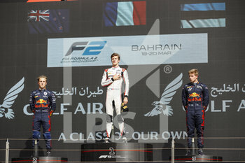 2022-03-20 - Pourchaire Théo (fra), ART Grand Prix, Dallara F2, portrait podium Vips Juri (est), Hitech Grand Prix, Dallara F2, portrait LAWSON Liam (nzl), Carlin, Dallara F2, portrait during the 1st round of the 2022 FIA Formula 2 Championship from March 18 to 20, 2022 on the Bahrain International Circuit, in Sakhir, Bahrain - 1ST ROUND OF THE 2022 FIA FORMULA 2 CHAMPIONSHIP - FORMULA 2 - MOTORS