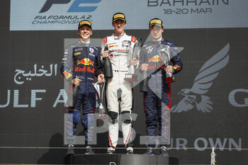 2022-03-20 - Pourchaire Théo (fra), ART Grand Prix, Dallara F2, portrait podium Vips Juri (est), Hitech Grand Prix, Dallara F2, portrait LAWSON Liam (nzl), Carlin, Dallara F2, portrait during the 1st round of the 2022 FIA Formula 2 Championship from March 18 to 20, 2022 on the Bahrain International Circuit, in Sakhir, Bahrain - 1ST ROUND OF THE 2022 FIA FORMULA 2 CHAMPIONSHIP - FORMULA 2 - MOTORS