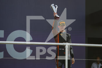 2022-03-26 - HUGHES Jake (gbr), Van Amersfoort Racing, Dallara F2, portrait, podium during the 2nd round of the 2022 FIA Formula 2 Championship from March 25 to 27, 2022 on the Jeddah Corniche Circuit, in Jeddah, Saudi Arabia - 2ND ROUND OF THE 2022 FIA FORMULA 2 CHAMPIONSHIP - FORMULA 2 - MOTORS