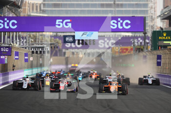 2022-03-27 - Start of the Feature race, 11 DRUGOVICH Felipe (bra), MP Motorsport, Dallara F2, 20 VERSCHOOR Richard (nld), Trident, Dallara F2, action during the 2nd round of the 2022 FIA Formula 2 Championship from March 25 to 27, 2022 on the Jeddah Corniche Circuit, in Jeddah, Saudi Arabia - 2ND ROUND OF THE 2022 FIA FORMULA 2 CHAMPIONSHIP - FORMULA 2 - MOTORS